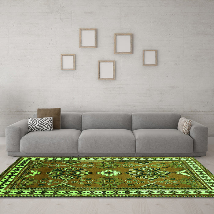 Machine Washable Geometric Green Traditional Area Rugs in a Living Room,, wshtr798grn