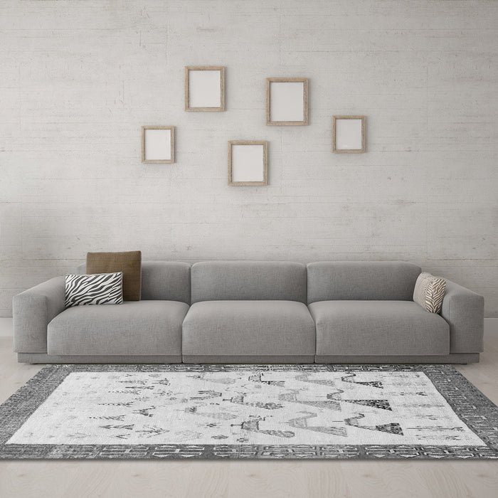 Machine Washable Persian Gray Traditional Rug in a Living Room,, wshtr815gry