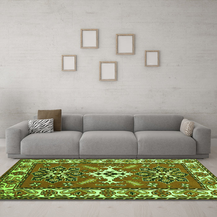 Machine Washable Geometric Green Traditional Area Rugs in a Living Room,, wshtr818grn