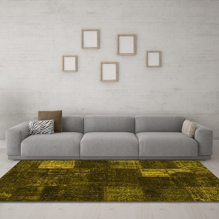 Machine Washable Persian Yellow Traditional Rug in a Living Room, wshtr874yw