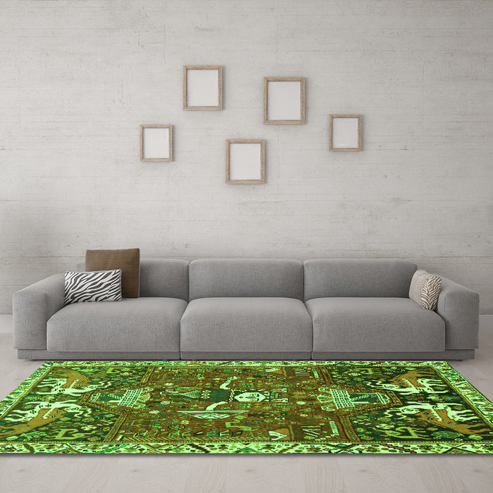 Machine Washable Animal Green Traditional Area Rugs in a Living Room,, wshtr894grn