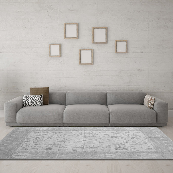 Machine Washable Persian Gray Traditional Rug in a Living Room,, wshtr895gry