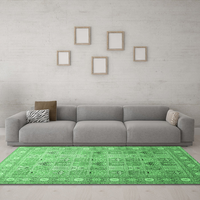 Machine Washable Persian Emerald Green Traditional Area Rugs in a Living Room,, wshtr91emgrn