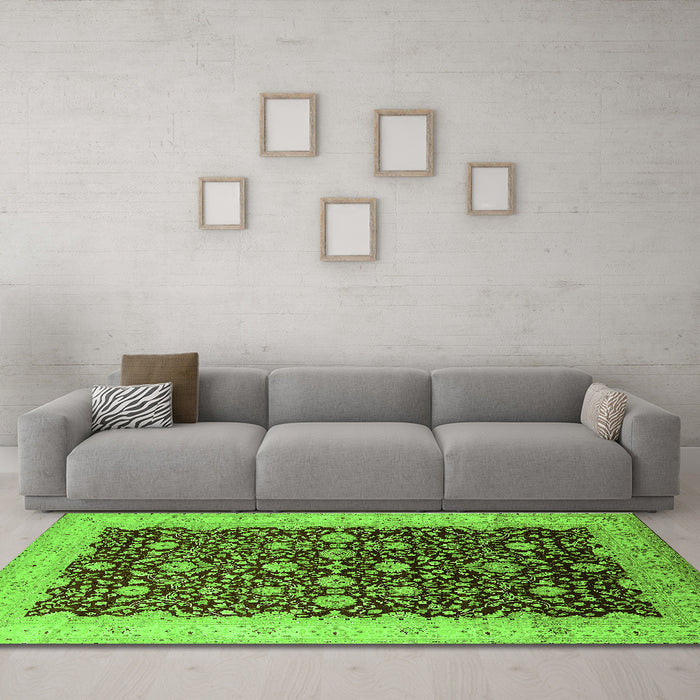 Machine Washable Oriental Green Traditional Area Rugs in a Living Room,, wshurb1001grn