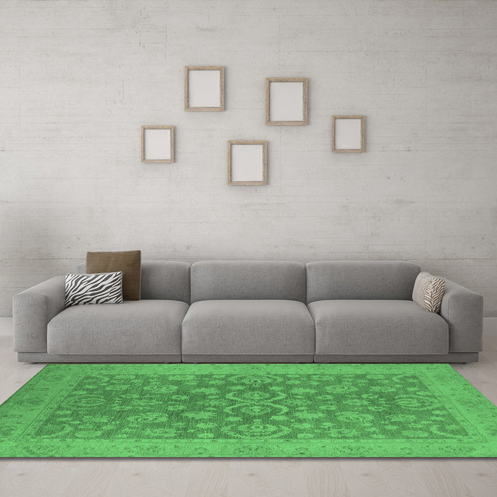 Machine Washable Oriental Emerald Green Traditional Area Rugs in a Living Room,, wshurb1005emgrn