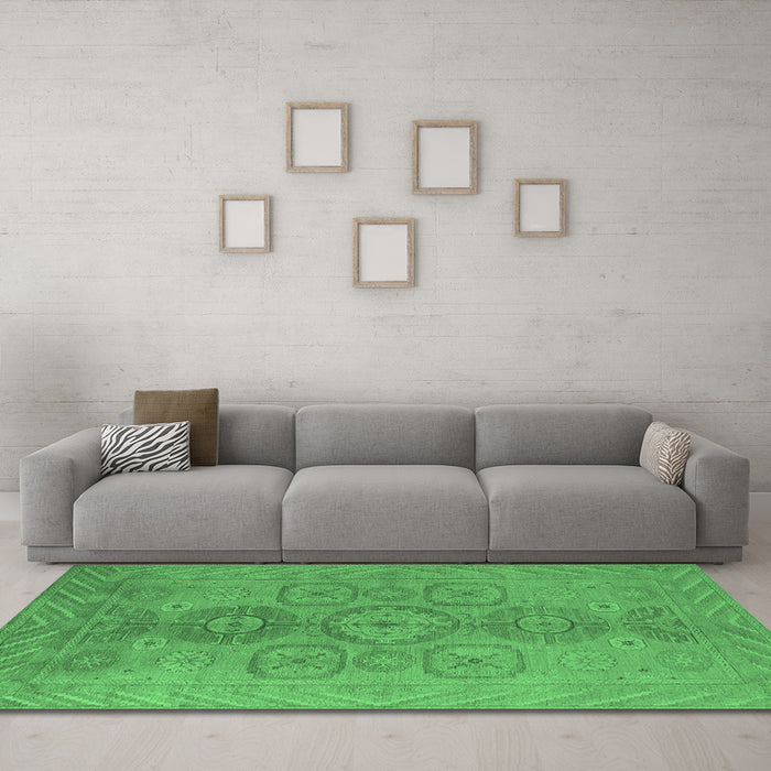 Machine Washable Oriental Emerald Green Traditional Area Rugs in a Living Room,, wshurb1006emgrn