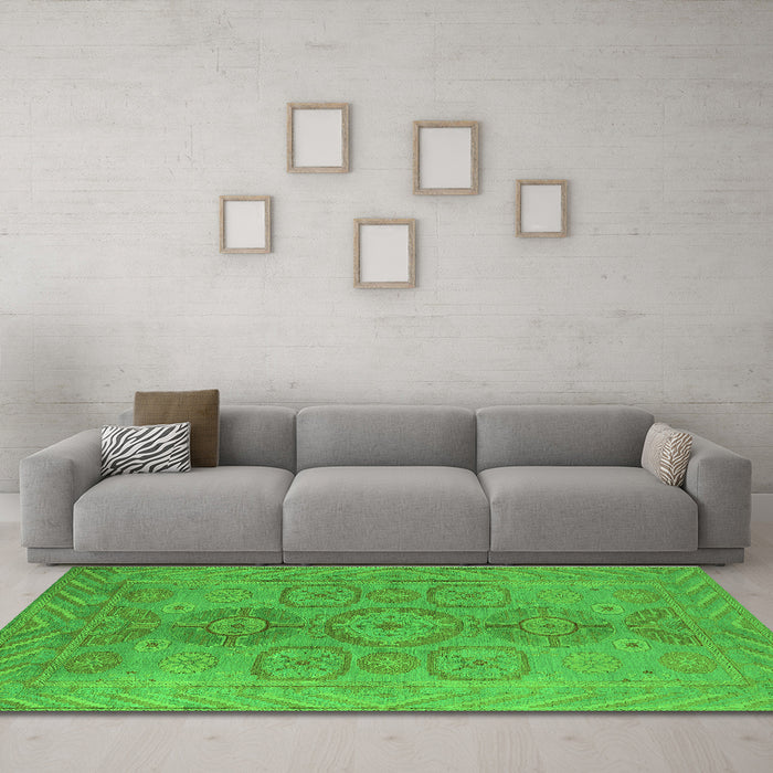 Machine Washable Oriental Green Traditional Area Rugs in a Living Room,, wshurb1006grn