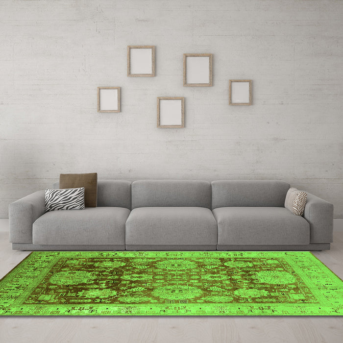 Machine Washable Oriental Green Traditional Area Rugs in a Living Room,, wshurb1058grn