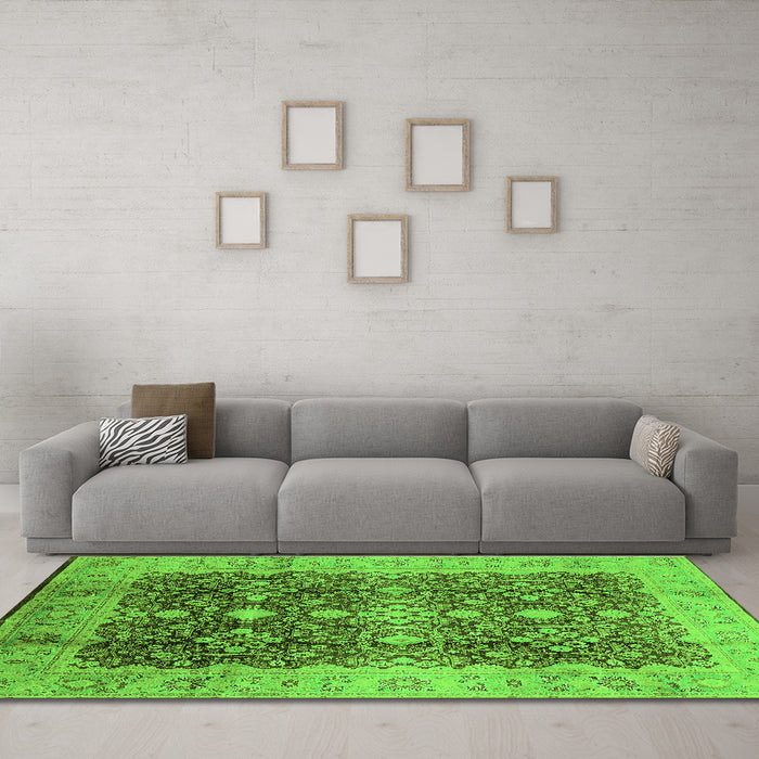 Machine Washable Oriental Green Traditional Area Rugs in a Living Room,, wshurb1062grn