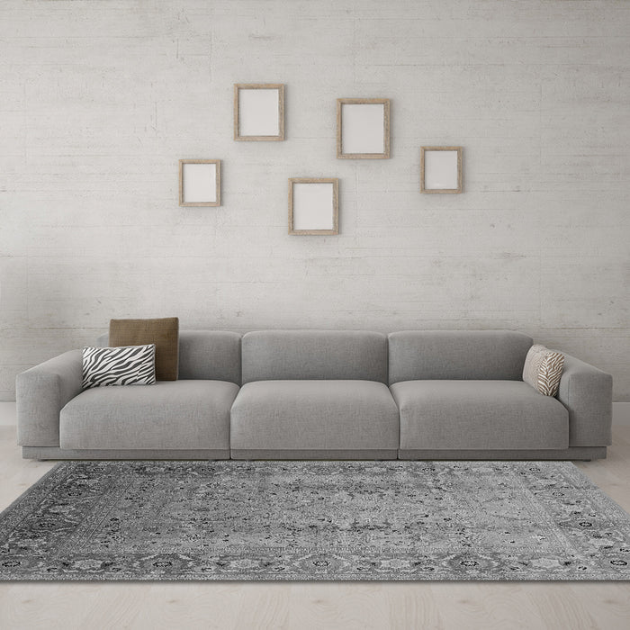 Machine Washable Oriental Gray Traditional Rug in a Living Room,, wshurb1067gry