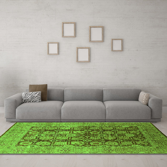 Machine Washable Oriental Green Traditional Area Rugs in a Living Room,, wshurb1073grn