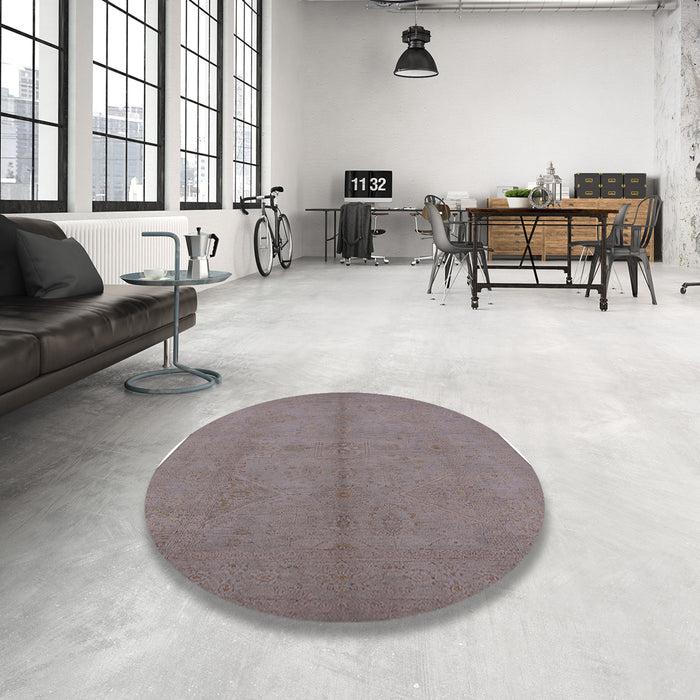 Round Mid-Century Modern Mauve Taupe Purple Oriental Rug in a Office, urb1139