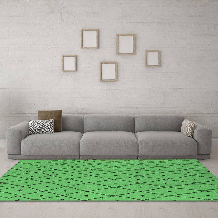 Machine Washable Solid Emerald Green Modern Area Rugs in a Living Room,, wshurb1160emgrn