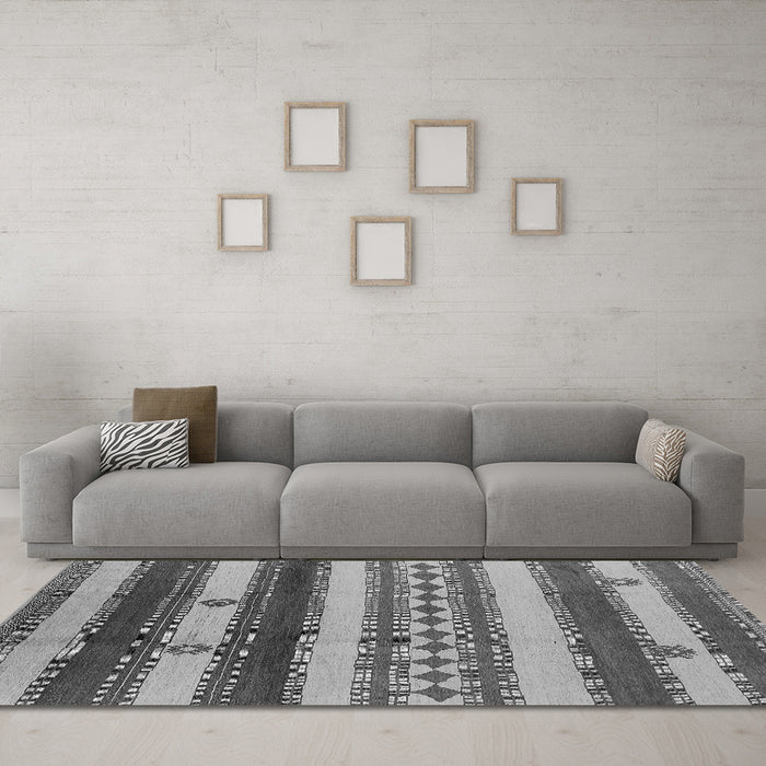 Machine Washable Southwestern Gray Country Rug in a Living Room,, wshurb1163gry