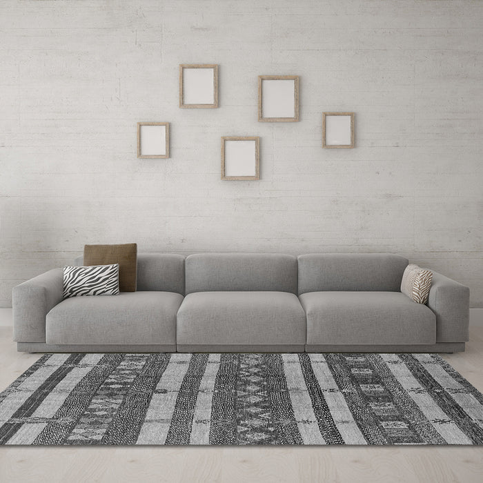 Machine Washable Oriental Gray Industrial Rug in a Living Room,, wshurb1169gry