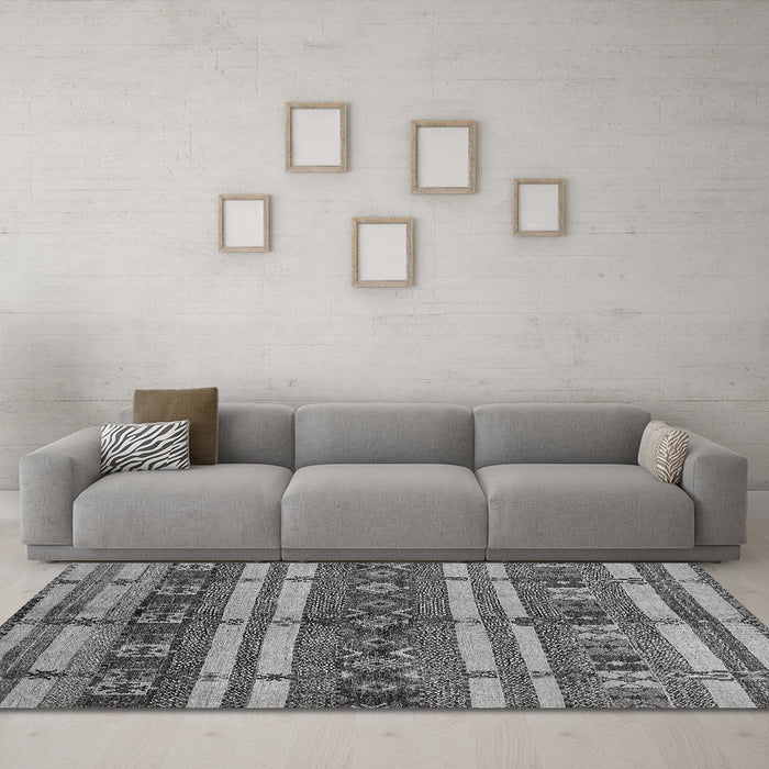 Machine Washable Oriental Gray Industrial Rug in a Living Room,, wshurb1171gry