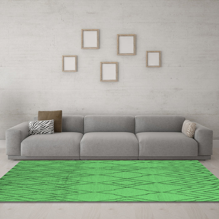 Machine Washable Solid Emerald Green Modern Area Rugs in a Living Room,, wshurb1177emgrn