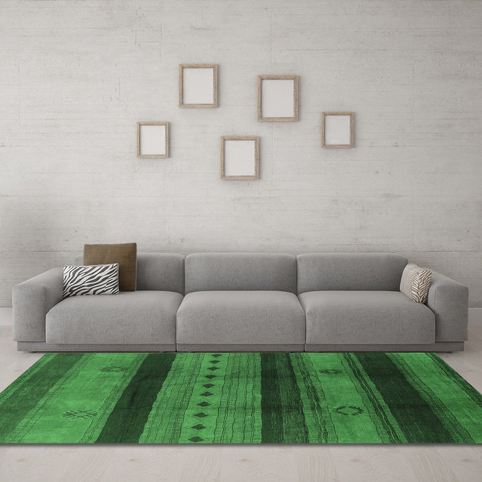 Machine Washable Solid Emerald Green Modern Area Rugs in a Living Room,, wshurb1178emgrn