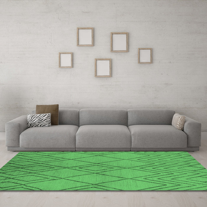 Machine Washable Solid Emerald Green Modern Area Rugs in a Living Room,, wshurb1219emgrn