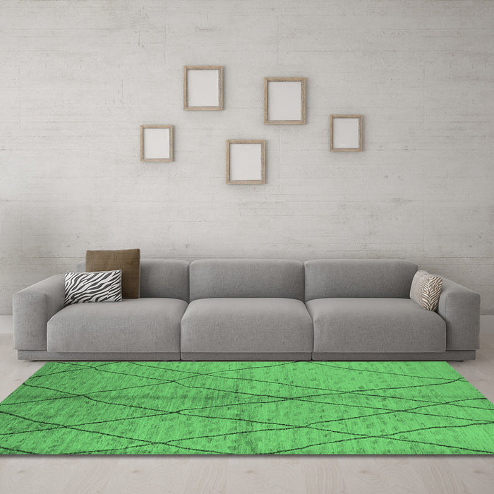 Machine Washable Solid Emerald Green Modern Area Rugs in a Living Room,, wshurb1225emgrn