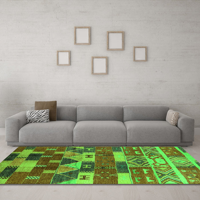 Machine Washable Oriental Green Industrial Area Rugs in a Living Room,, wshurb1231grn