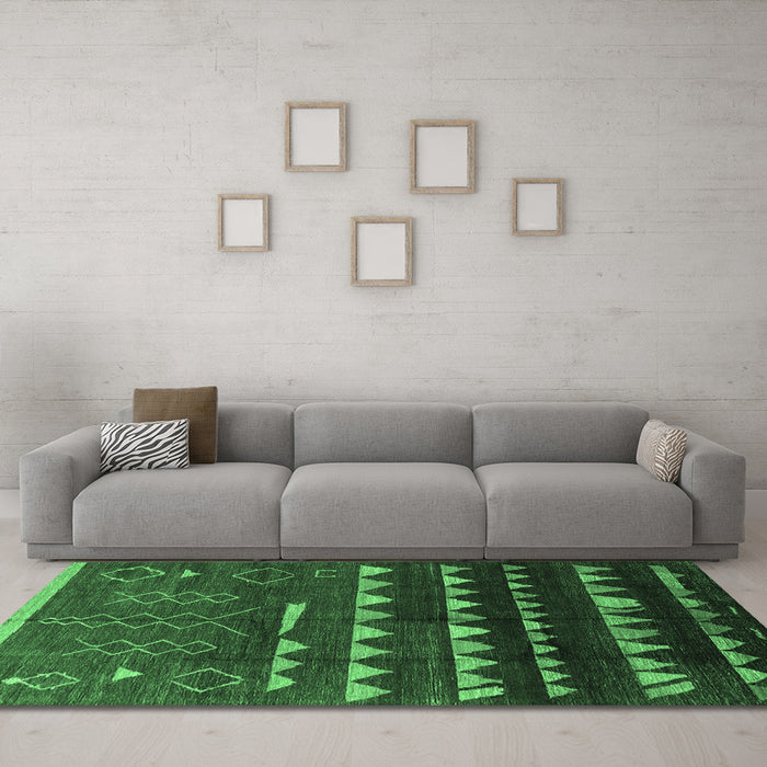 Machine Washable Solid Emerald Green Modern Area Rugs in a Living Room,, wshurb1253emgrn