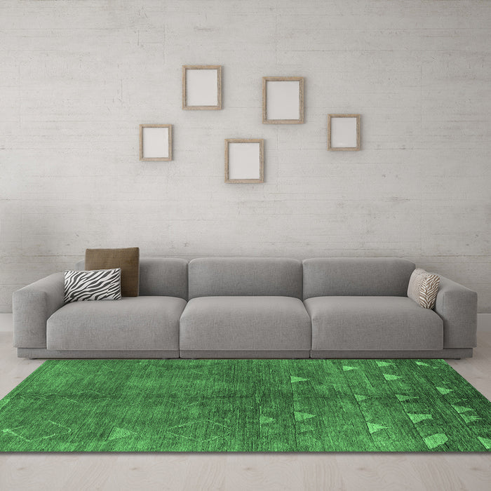 Machine Washable Solid Emerald Green Modern Area Rugs in a Living Room,, wshurb1257emgrn