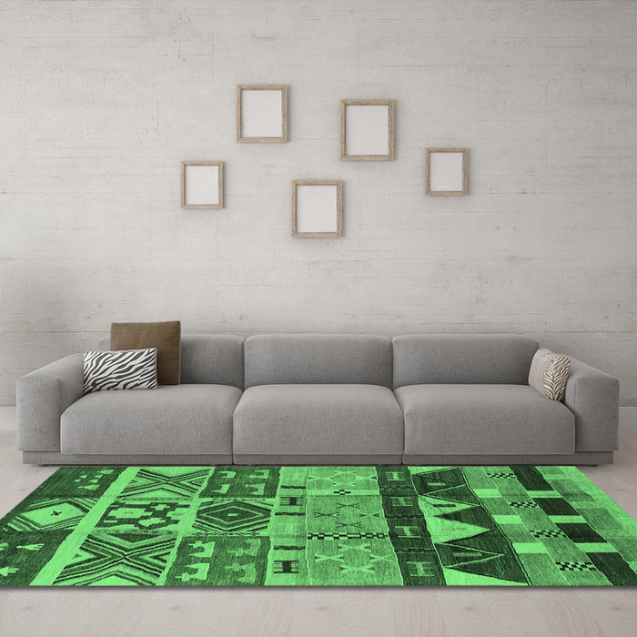 Machine Washable Solid Emerald Green Modern Area Rugs in a Living Room,, wshurb1268emgrn