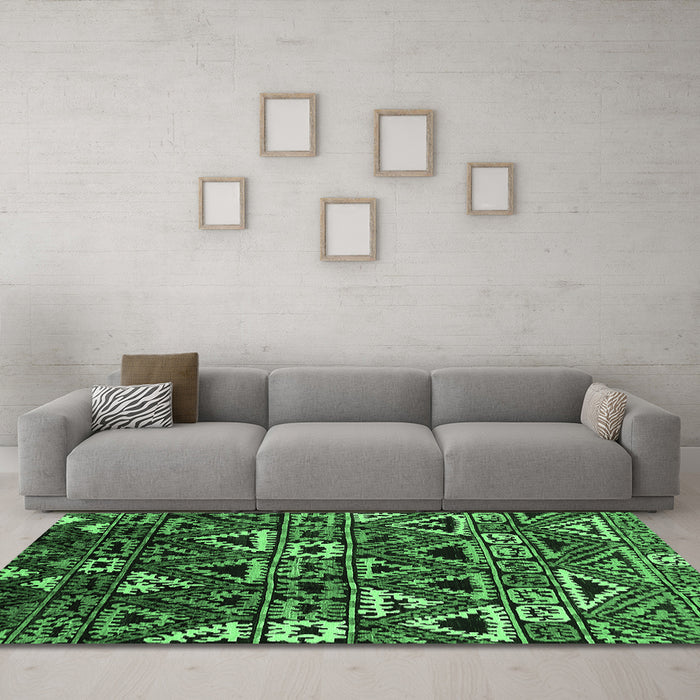 Machine Washable Solid Emerald Green Modern Area Rugs in a Living Room,, wshurb1272emgrn