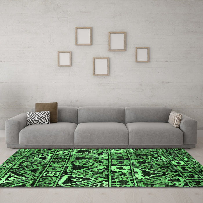 Machine Washable Solid Emerald Green Modern Area Rugs in a Living Room,, wshurb1277emgrn