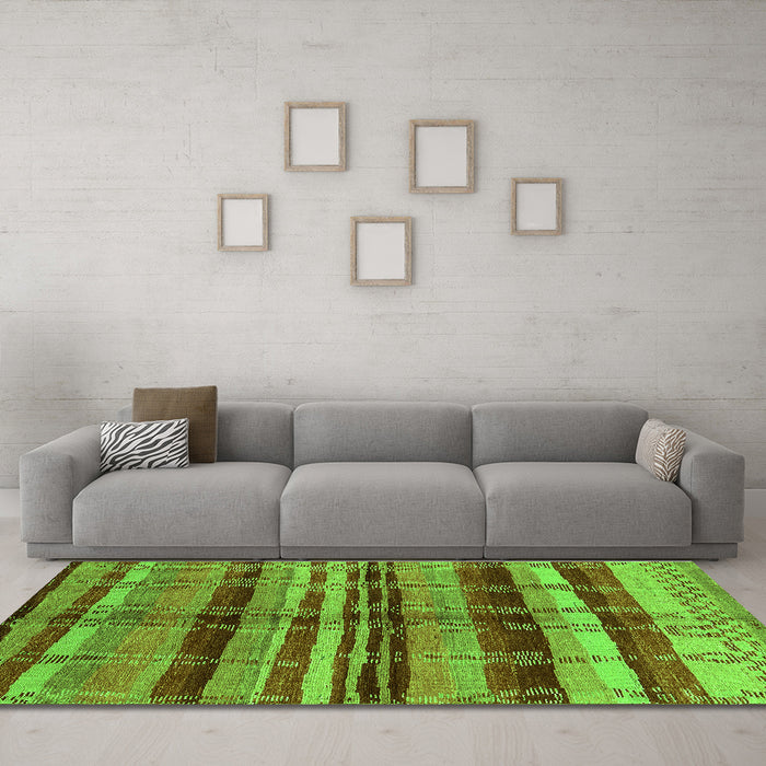 Machine Washable Oriental Green Industrial Area Rugs in a Living Room,, wshurb1303grn