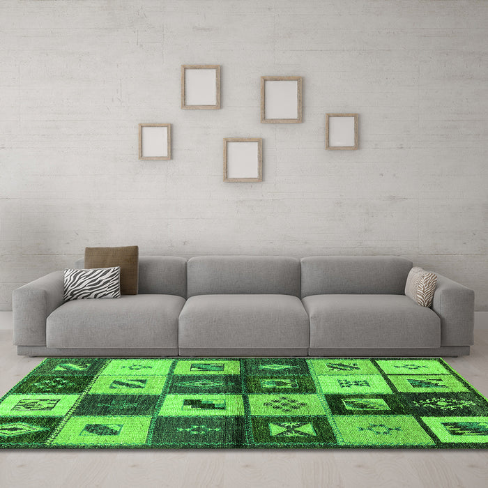 Machine Washable Oriental Green Industrial Area Rugs in a Living Room,, wshurb1304grn
