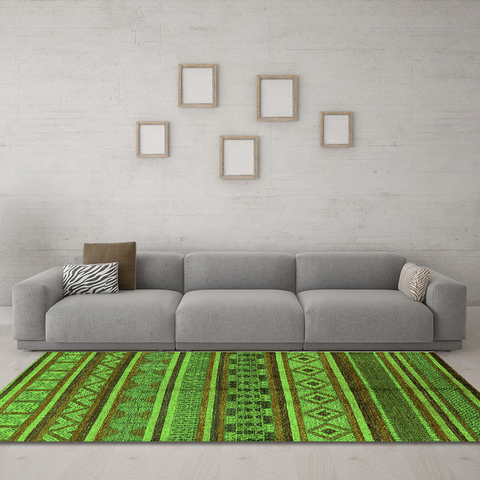 Machine Washable Oriental Green Industrial Area Rugs in a Living Room,, wshurb1306grn