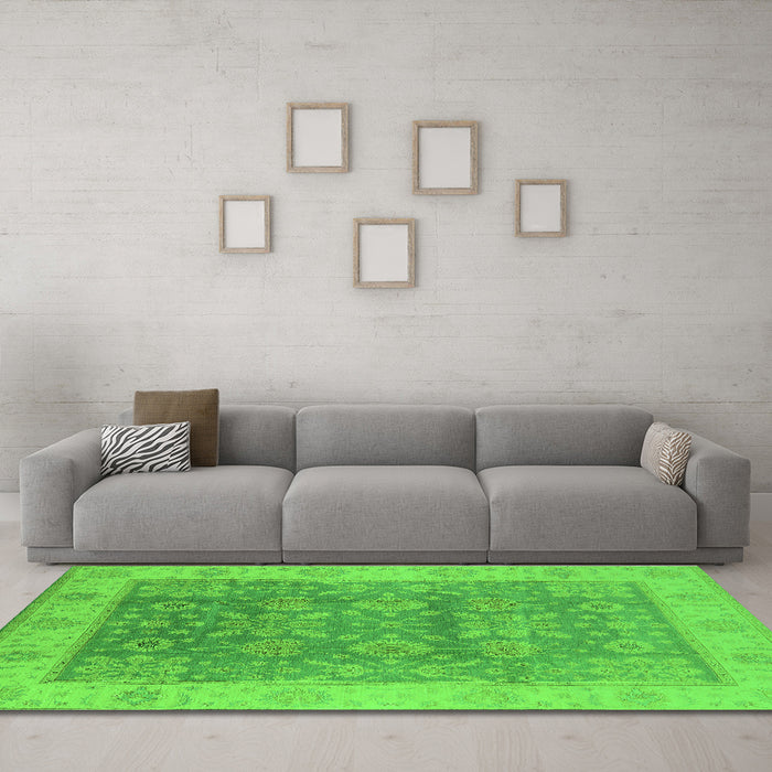 Machine Washable Oriental Green Traditional Area Rugs in a Living Room,, wshurb1326grn