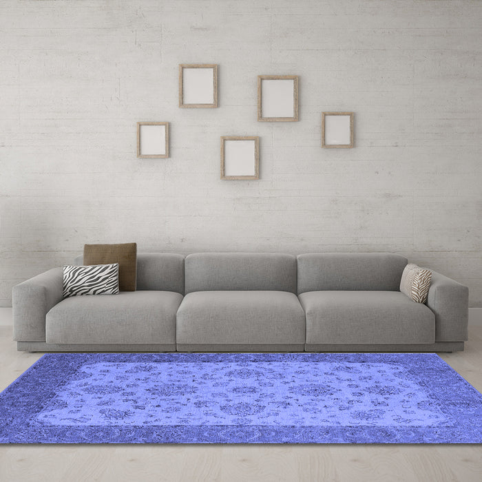 Machine Washable Oriental Blue Traditional Rug in a Living Room, wshurb1327blu