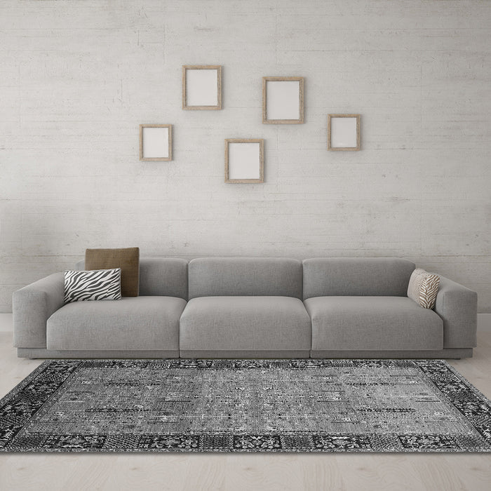 Machine Washable Oriental Gray Traditional Rug in a Living Room,, wshurb1379gry