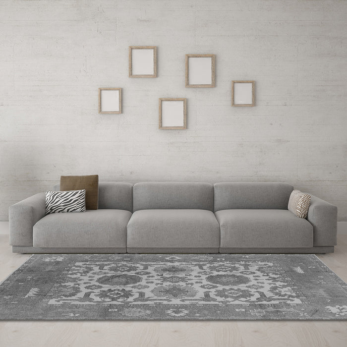Machine Washable Oriental Gray Traditional Rug in a Living Room,, wshurb1407gry