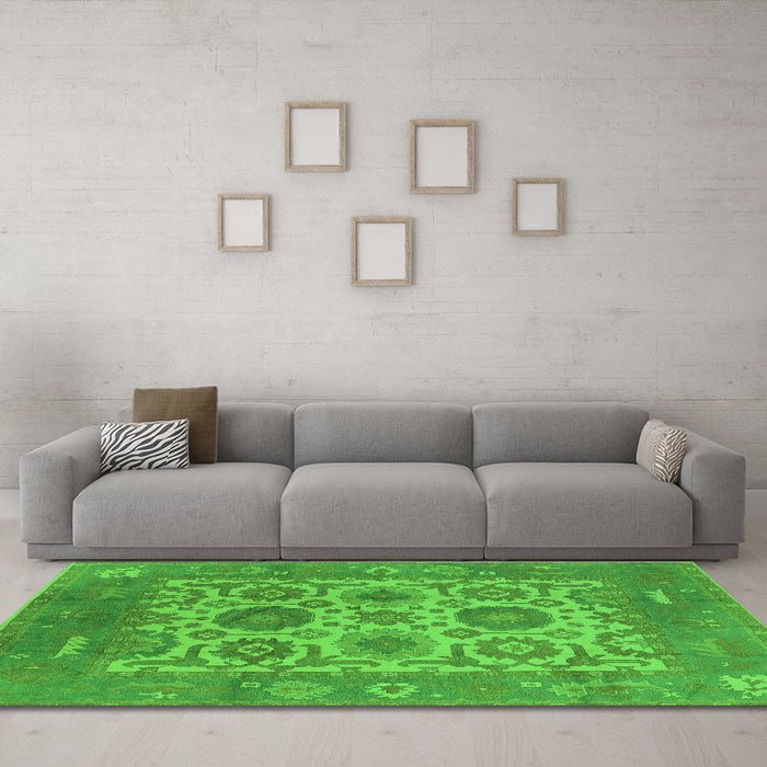 Machine Washable Oriental Green Traditional Area Rugs in a Living Room,, wshurb1407grn