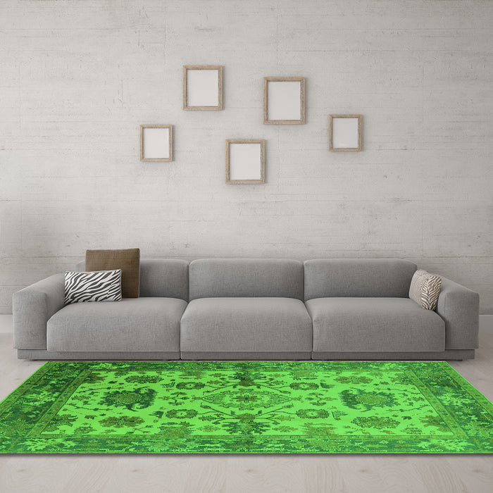 Machine Washable Oriental Green Traditional Area Rugs in a Living Room,, wshurb1408grn