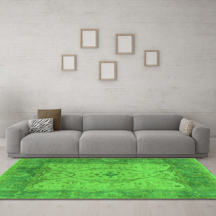 Machine Washable Oriental Green Traditional Area Rugs in a Living Room,, wshurb1418grn