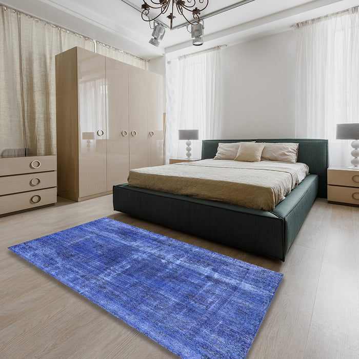 Mid-Century Modern Blue Orchid Blue Oriental Rug in a Bedroom, urb1509