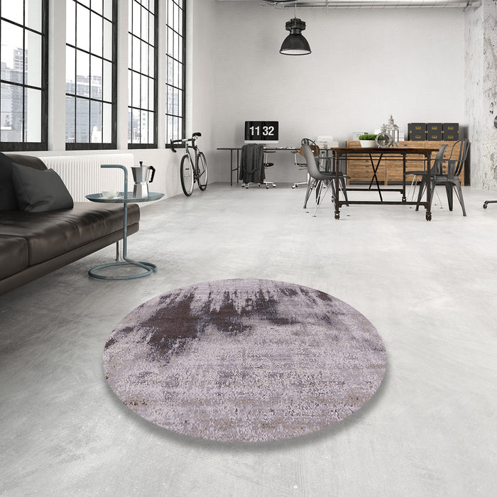 Round Mid-Century Modern Mauve Taupe Purple Oriental Rug in a Office, urb1543