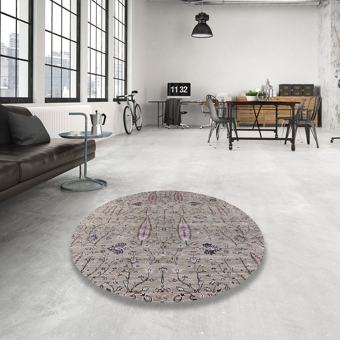 Round Mid-Century Modern Silver Pink Oriental Rug in a Office, urb1552