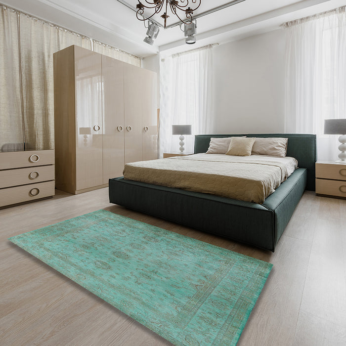 Mid-Century Modern Green Oriental Rug in a Bedroom, urb1558