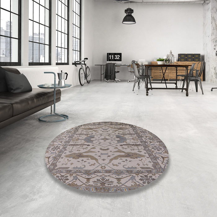 Round Mid-Century Modern Silver Pink Oriental Rug in a Office, urb1647