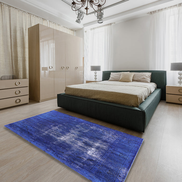 Mid-Century Modern Sapphire Blue Oriental Rug in a Bedroom, urb1893