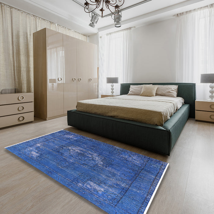 Mid-Century Modern Sapphire Blue Persian Rug in a Bedroom, urb2239