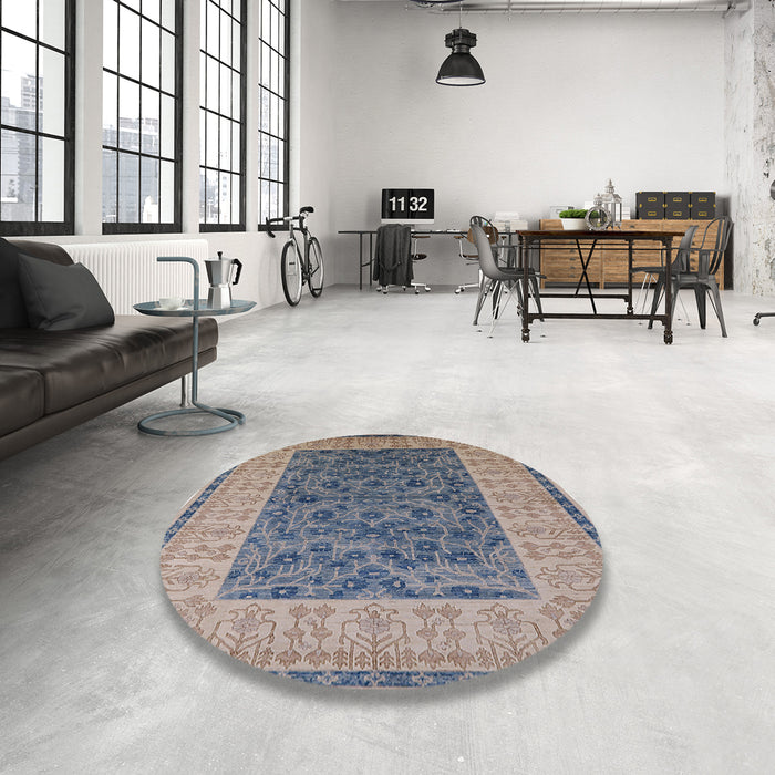 Round Mid-Century Modern Gray Oriental Rug in a Office, urb2276