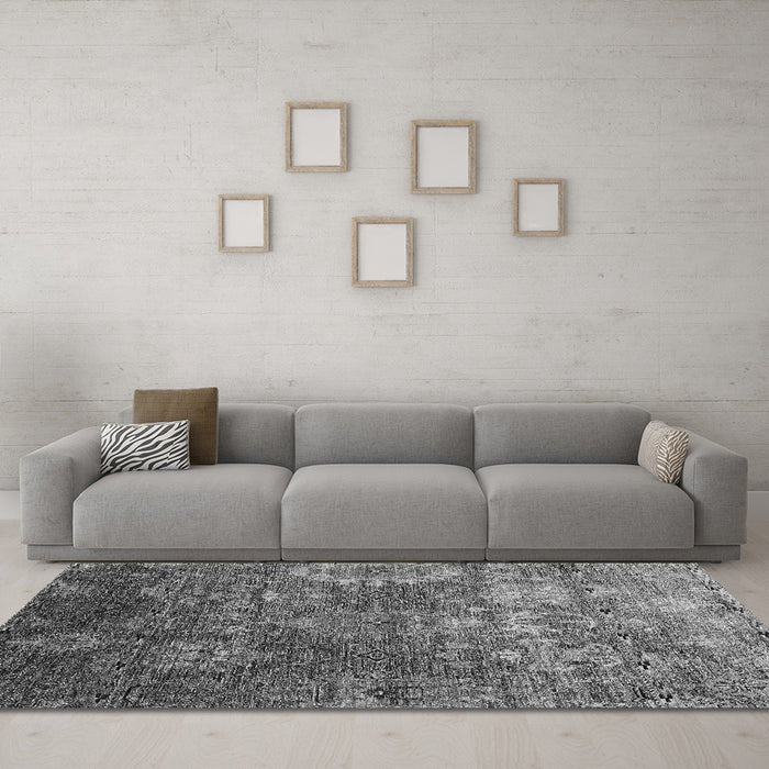 Machine Washable Oriental Gray Industrial Rug in a Living Room,, wshurb2429gry