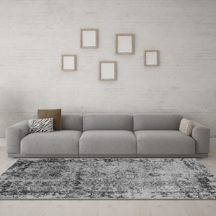 Machine Washable Oriental Gray Industrial Rug in a Living Room,, wshurb2543gry